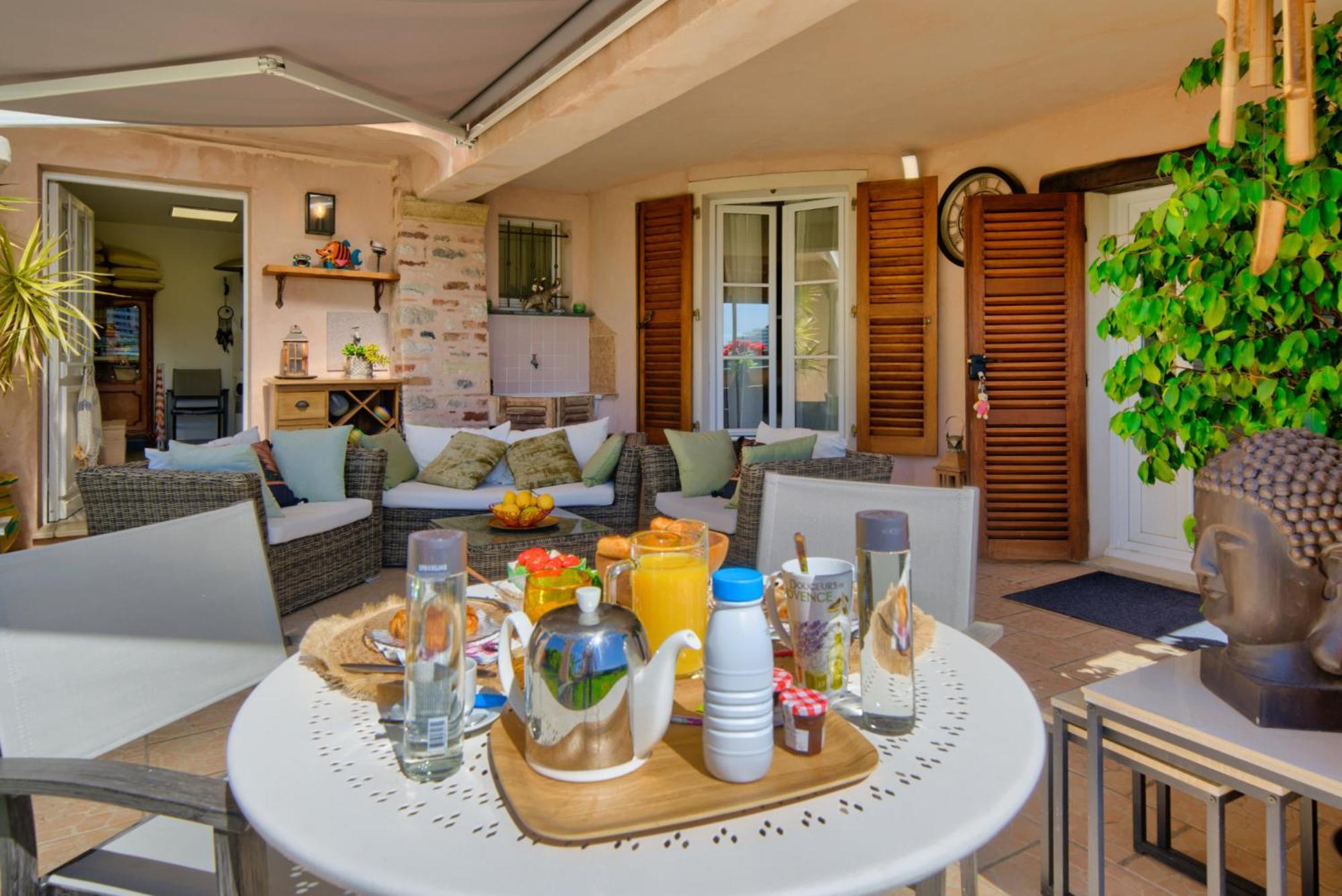 Elegant-cosy 2p55m2 Dans Bas De Provencale !