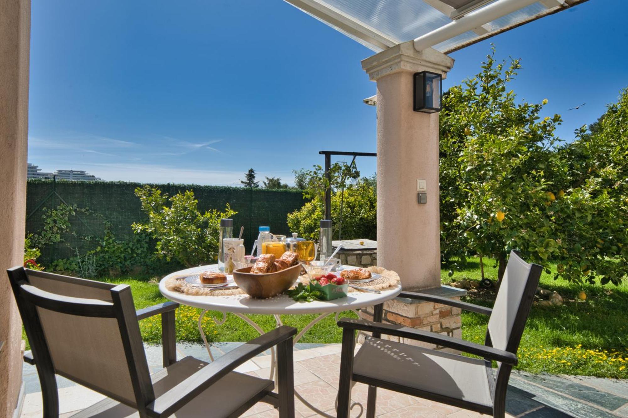 Elegant-cosy 2p55m2 Dans Bas De Provencale ! *