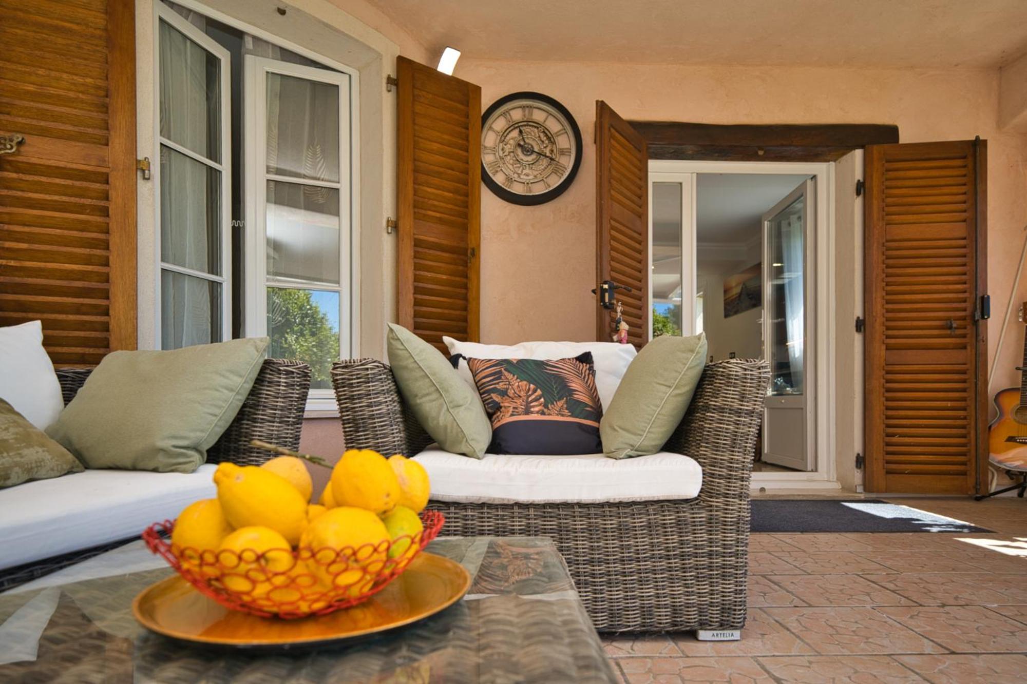 Elegant-cosy 2p55m2 Dans Bas De Provencale !